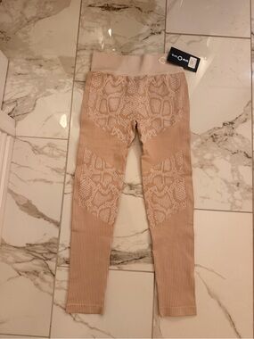 Seamless Snake-Pattern Kids Leggings in Blush